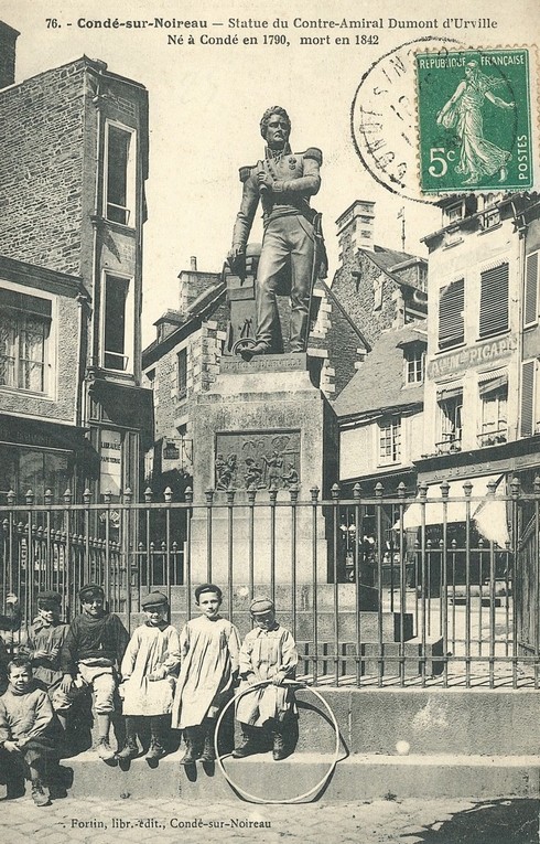 76.- Condé-sur-Noireau – Statue du Contre-Amiral Dumont d’Urville. Né à Condé en 1790, mort en 1842. Fortin, libr.-edit., Condé-sur-Noireau